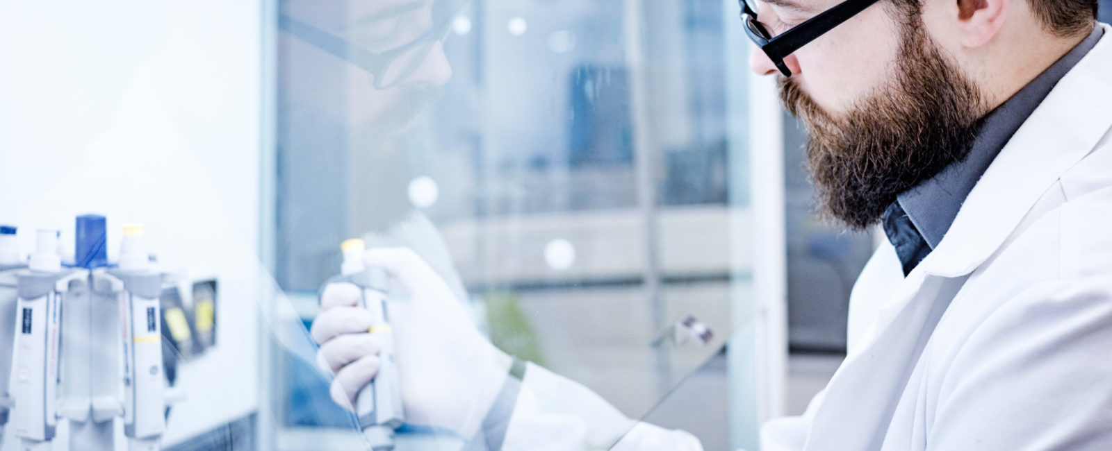 Wissenschaftler im Labor verwendet eine Pipette zur genauen Messung von Flüssigkeiten, um wissenschaftliche Experimente durchzuführen.