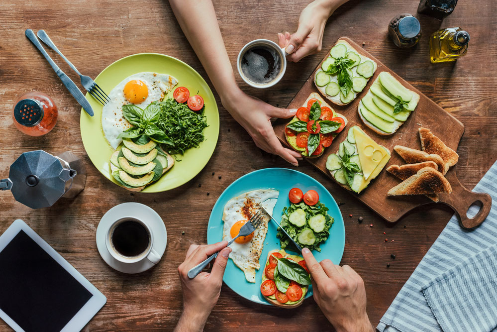 Übersicht: Frühstück mit gesundem Essen am Tisch.