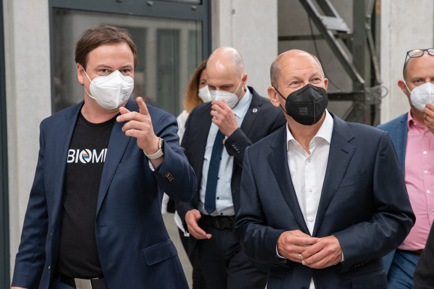 Bundeskanzlerkandidat Olaf Scholz besucht das Brandenburger Biotechnologie-Start-Up BIOMES und führt Gespräche mit Teammitgliedern über innovative Projekte im Bereich Biotechnologie.