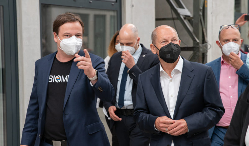 Bundeskanzlerkandidat Olaf Scholz besucht das Brandenburger Biotechnologie-Start-Up BIOMES und führt Gespräche mit Teammitgliedern über innovative Projekte im Bereich Biotechnologie.