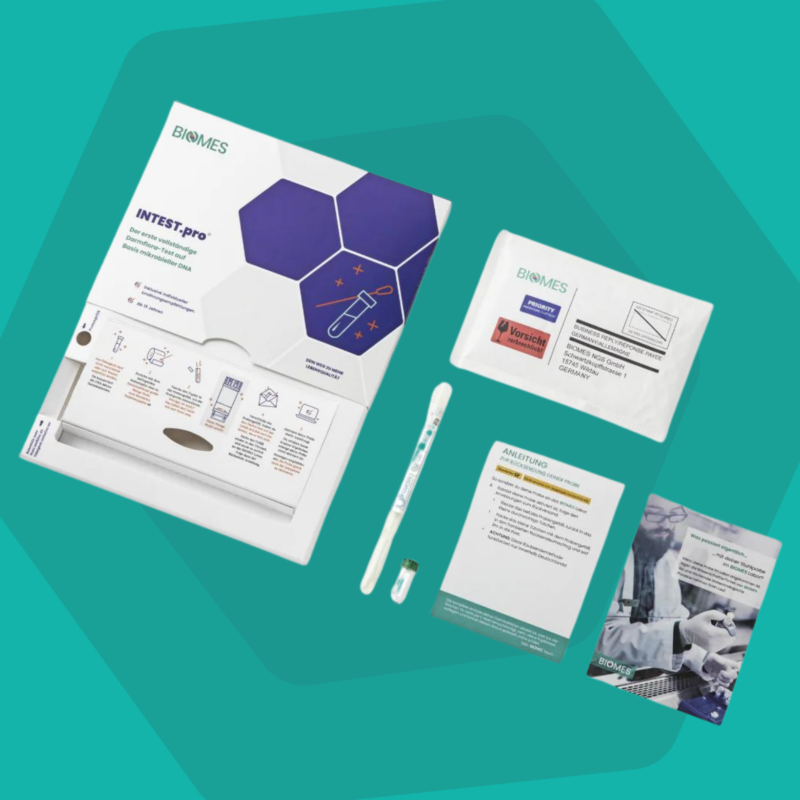 Testkit für Home-Tests mit Anleitung, Probenahmewerkzeug und Informationsmaterial in einer ansprechenden Verpackung. Ideal für persönliche Gesundheitsüberwachung.