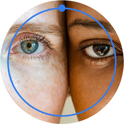 Nahaufnahme von zwei Augen unterschiedlicher Hautfarben, die in einem kreisförmigen Rahmen angeordnet sind, symbolisiert Vielfalt und Zusammenhalt.