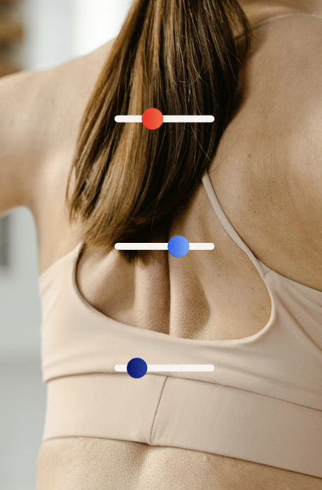Nahaufnahme eines Rückens einer Person in einem Sportoberteil, mit drei Schiebereglern in verschiedenen Farben (rot, blau, grau) zur Darstellung von Körperhaltung oder Fitness-Level.