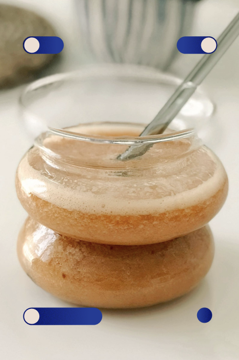 Hausgemachte Fruchtsoße in einem Glas mit Löffel, cremige Textur und leicht schaumige Oberfläche. Ideal zum Verfeinern von Desserts oder als Brotaufstrich.